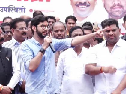 Aditya Thackeray's challenge to the rebels to face the election by resigning MLA | Aaditya Thackeray: बंड आणि उठाव करायला हिंमत लागते, ती या गद्दारांमध्ये नाही; आदित्य ठाकरे बरसले