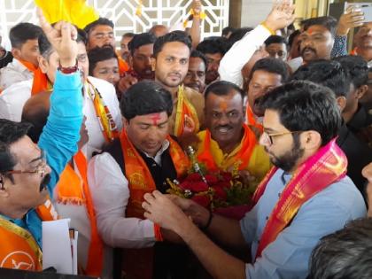 This BJP leader joined the Thackeray Sena; Aditya Thackeray built Shivbandhan | भाजपाच्या या नेत्याने केला ठाकरे सेनेत प्रवेश; आदित्य ठाकरेंनी बांधले शिवबंधन