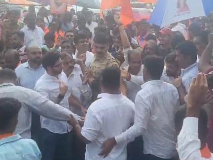 Malvan Chhatrapati Shivaji Maharaj Statue Collapse: Aditya Thackeray out of Rajkot Fort after an hour long sloganeering and rally | तब्बल तासभर चाललेली घोषणाबाजी आणि राड्यानंतर आदित्य ठाकरे राजकोट किल्ल्यातून बाहेर