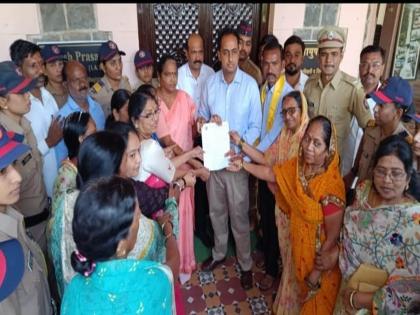 The women of the Koli community gave the government saree-choli, bangles! | कोळी समाजाच्या महिलांनी शासनाला दिला साडी-चोळी, बांगड्यांचा आहेर !