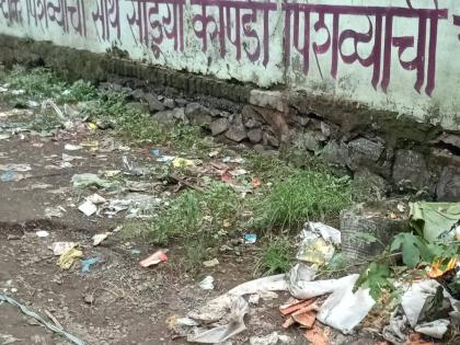 Adivali Dhokli District in Thane District There is an empire of garbage in the school premises | अडिवली ढोकळी जि.प. शाळेच्या परिसरात कचऱ्याचे साम्राज्य!