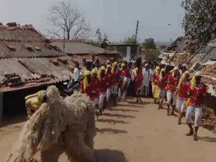 Nashik: Admirable enthusiasm of tribal voters, welcome voters by performing dance | नाशिक :  आदिवासी मतदारांचा वाखाणण्याजोगा उत्साह, नृत्य सादर करत मतदारांचं स्वागत