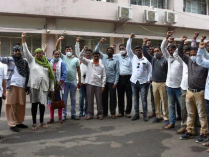 Take action against bogus tribals, officers, employees | बोगस आदिवासींवर अधिकारी, कर्मचाऱ्यांवर कारवाई करा Take action against bogus tribals, officers, employees | बोगस आदिवासींवर अधिकारी, कर्मचाऱ्यांवर कारवाई करा