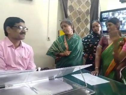 Give residential space, tribal women strike; It is alleged that the Gram Panchayat officials are ousted from the seat | निवासी जागा द्या, आदिवासी महिलांची धडक; ग्रामपंचायत पदाधिकारी जागेतून हुसकावत असल्याचा आरोप