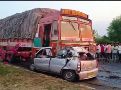 Big news! Car rams into truck in Karnataka; Six people from Solapur district were killed on the spot | मोठा अपघात! कर्नाटकात ट्रकखाली येऊन कारचा चुराडा; सोलापूर जिल्ह्यातील सहा जण जागीच ठार