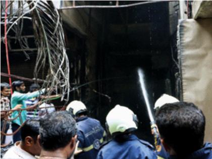 Restaurant fire in Ghatkopar; One dead, two injured, four policemen stormed | घाटकोपरमध्ये रेस्टॉरंटला आग; एकाचा मृत्यू, दाेन जखमी, चार पोलिस घुसमटले