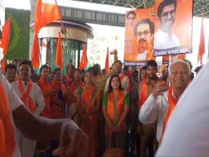 party workers crowd at Nagpur airport to welcome Aditya Thackeray | आदित्य ठाकरेंच्या स्वागतासाठी नागपूर विमानतळावर कार्यकर्त्यांची गर्दी