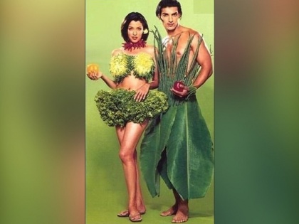 Supermodel Aditi Govitrikar Who Posed with John Abraham For PETA Ads before 20 years | अदिती गोवित्रीकरने भारतात पिटासाठी केले होते खास फोटोशूट, पाहा त्यांचे 20 वर्षाआधीचे खास फोटो