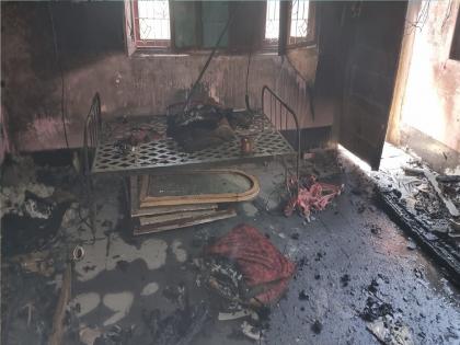 Argument over relinquishment of house, lawyer woman house set on fire in Miraj Sangli District | घराचा ताबा सोडण्यावरुन वाद, मिरजेत वकील महिलेचे घर पेटविले; तिघांविरुद्ध गुन्हा दाखल