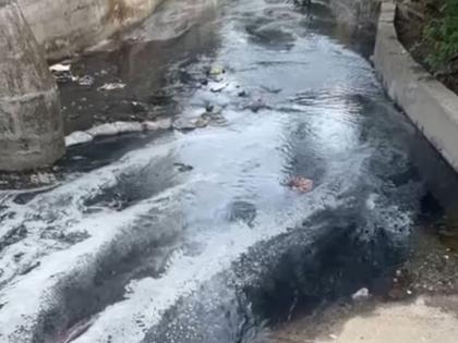 The water channel carrying MIDC's chemical waste water burst | बदलापूरमध्ये एमआयडीसीची केमिकल सांडपाणी वाहून नेणारी जलवाहिनी फुटली