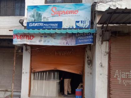 A flurry of charades in the city; Nine shops were torn down in the middle of the night | शहरात चाेरट्यांचा धुमाकूळ; मध्यरात्री फाेडली नऊ दुकाने