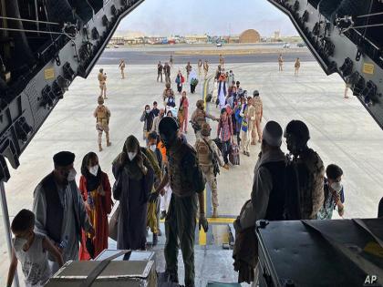 Up to 100 Afghan evacuees flown out of kabul are in intelligence agency watch lists | चिंता वाढली! काबूलमधून बाहेर काढलेल्या 100 अफगाणी नागरिकांचे संशयित दहशतवाद्यांच्या यादीत