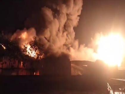 Two companies suddenly caught fire in Nashik | नाशिकच्या कारखान्यांत उसळला आगडोंब; ११ बंबाच्या मदतीनं आग विझवण्याचे प्रयत्न