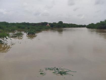 Rain in Solapur, streams and rivers were flooded; The water of Sina, Bhogavati river has increased | सोलापूरला पावसानं झोडपलं, ओढे-नाले भरले तुडुंब; सीना, भोगावती नदीचं पाणी वाढलं