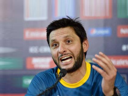 Ind vs Pak T20 World Cup 2022 Shahid Afridi criticized umpiring standards as Pakistan lost to Team India after Virat Kohli heroics | Shahid Afridi, IND vs PAK: आधी जावयाची धुलाई, मग Virat Kohli चा सिक्सर... पराभवानंतर आफ्रिदीचा रडीचा डाव