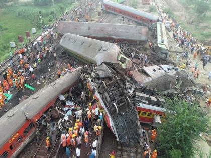 The girl wants to sit on the window seat please can change the seat A swap saved the life of father and daughter in the Odisha train accident | मुलीला विंडो सीटवर बसायचंय, प्लीज सीट बदलता...? एका अदला-बदलीने ओडिशा रेल्वे अपघातात वाचला बाप-लेकिचा जीव