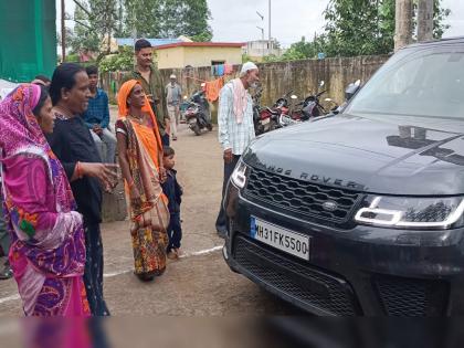 Pay attention to us sir Ajit Pawar's convoy blocked by women in Kalamkhar village amravati | साहेब आमच्या कडे लक्ष द्या; संतप्त महिलांनी अडवला अजित पवारांचा ताफा; कळमखार गावातील प्रकार