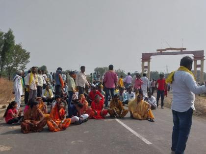 Dhangar community aggressive for reservation, road blocked at Senati | आरक्षणासाठी धनगर समाज आक्रमक, साेनाटी येथे रास्ता राेकाे; टाॅवरवर चढून केले आंदाेलन 