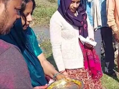 After the death of their father in Madhya Pradesh's Sehore district, two daughters broke tradition and went to the crematorium to cremate the body   | वडिलांच्या मृत्यूनंतर मुलींनी मोडली परंपरा; माजी सैनिकावर स्मशानभूमीत जाऊन केले अंत्यसंस्कार