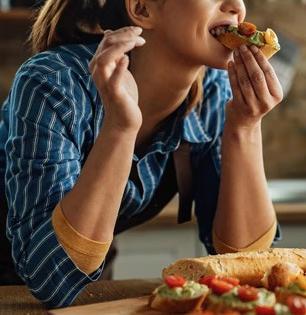 जेवणानंतरची 'ही' एक छोटी सवय अनेक गंभीर आजारांना ठेवते दूर, ना औषधं घ्यावी लागतात-ना खर्च वाढतो