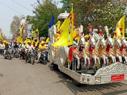 mahatma jyotiba phule birth anniversary was celebrated in buldhana with various activities | दुचाकी रॅलीने महात्मा फुले यांना अभिवादन