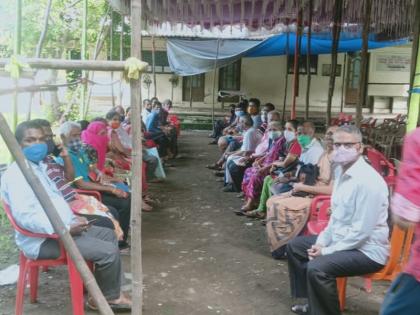 citizens have been queuing since last night to get corona vaccination tokens In Kalyan-Dombivali | कोरोना लसीसाठी नागरिक "जागते रहोच्या" भूमिकेत; टोकन मिळवण्यासाठी रात्रीपासून रांगा