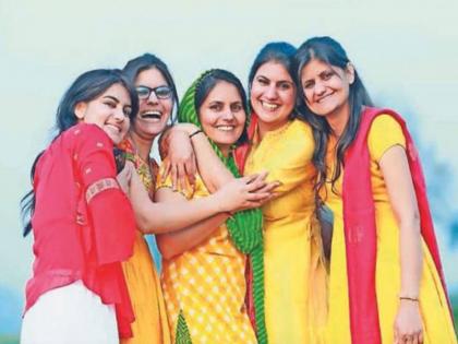 All five daughters of the farmer are administrative officers; Success achieved through hard work | शेतकऱ्याच्या पाचही मुली प्रशासकीय अधिकारी; कठोर परिश्रमाने मिळविले यश