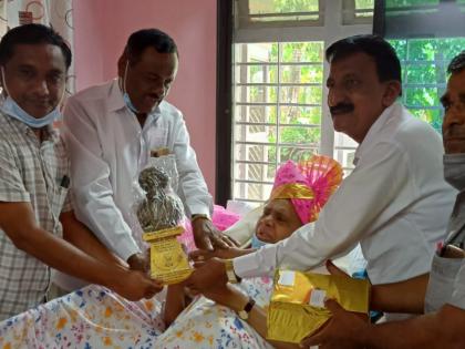 Awarded Padma Shri Vikhepatil to Senior Literary Father Francis Dibrito | जेष्ठ साहित्यिक फादर फ्रान्सिस दिब्रिटो ह्यांना पद्मश्री विखेपाटील पुरस्कार प्रदान 