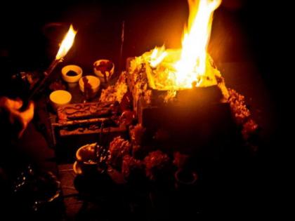 Human Bones Owl Feet and Rooster Head Pune Cemetery Aghori Pooja with Wife | VIDEO: "मानवी हाडं, घुबडाचे पाय अन् कोंबड्याचं मुंडकं..."पत्नीसोबत पुण्यातील स्मशानभूमी अघोरी पूजा