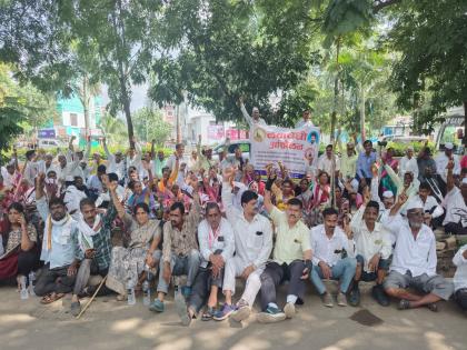 Give 6,000 pension to the disabled strike protest in front of Deputy Chief Minister Ajit Pawar's residence in Baramati | 'दिव्यांगांना ६ हजार पेन्शन द्या', बारामतीत उपमुख्यमंत्री अजित पवारांच्या निवासस्थानासमोर प्रहारचे आंदोलन