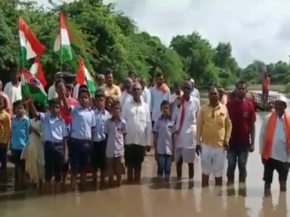 The villagers protested the government by singing the national anthem in the river bed | १० वर्षांपासून मागण्यांकडे दुर्लक्ष; नदी पात्रात राष्ट्रगीत गाऊन गावकऱ्यांनी केला शासनाचा निषेध