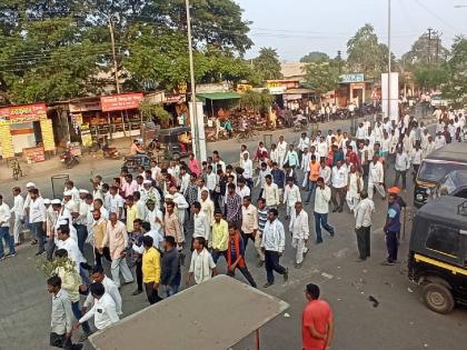 Protesting farmers stopped by police; Protest of angry farmers standing half-naked on the road | आंदोलनकर्त्या शेतकऱ्यांना पोलिसांनी रोखले; संतप्त शेतकऱ्यांचे रस्त्यावरच अर्धनग्न ठिय्या आंदोलन