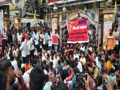 MPSC protests continue for second day Demand for postponement of preliminary examination on 25th August | MPSC विराेधात दुसऱ्या दिवशीही आंदाेलन सुरूच; २५ ऑगस्टची पूर्वपरीक्षा पुढे ढकलण्याची मागणी