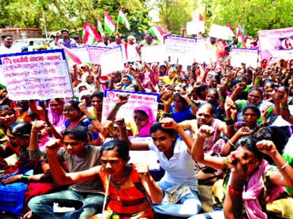 Demonstrations on the District Collector's office in Payal Tadavi | पायल तडवीप्रकरणी युवतींची जिल्हाधिकारी कार्यालयावर निदर्शने