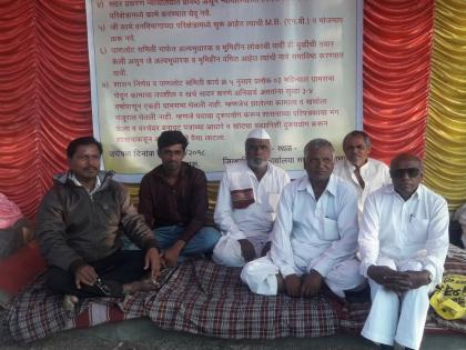 Chinchpur villagers fasting in front of Buldana District Collectorate | बुलडाणा जिल्हाधिकारी कार्यालयासमोर चिंचपूर ग्रामस्थांचे उपोषण 