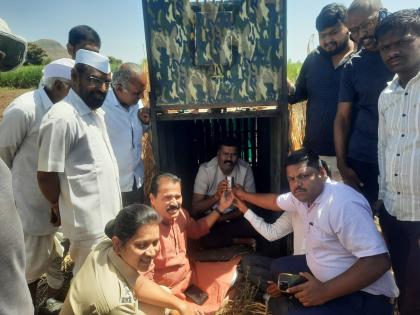 Pune: Food abandonment movement in leopard cage for farmers' demands, administration's rush | Pune: शेतकऱ्यांच्या मागण्यांसाठी बिबट्याच्या पिंजऱ्यात अन्नत्याग आंदोलन, प्रशासनाची धावपळ