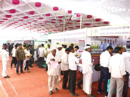 The growing crowd of farmers at the Krishi Mahotsav of Solapur | सोलापूरच्या कृषी महोत्सवात शेतकºयांची वाढती गर्दी