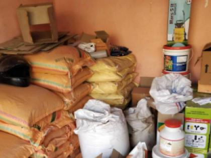 The district-level team of the Agriculture Department raided Mhaswad and took action on a complaint that fertilizer was being sold through linking | Satara: युरियाची जादा दराने विक्री भोवली; म्हसवडमध्ये भरारी पथकाचा दुकानावर छापा 