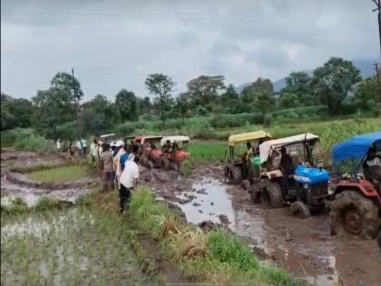 pune news as many as 10 tractors were stranded in the fields in Karanjavane | ट्रॅक्टर काढायला गेले अन् शेतात एक दोन नव्हे तब्बल १० ट्रॅक्टर रुतलेत pune news as many as 10 tractors were stranded in the fields in Karanjavane | ट्रॅक्टर काढायला गेले अन् शेतात एक दोन नव्हे तब्बल १० ट्रॅक्टर रुतलेत