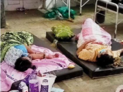 At Jijamata Hospital, patients are treated on the ground without beds | जिजामाता रुग्णालयात रुग्णांवर बेडअभावी जमिनीवरच उपचार