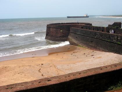 aguada fort goa and permission to wine shop | किल्ल्यांनाही दारू पाजता? 