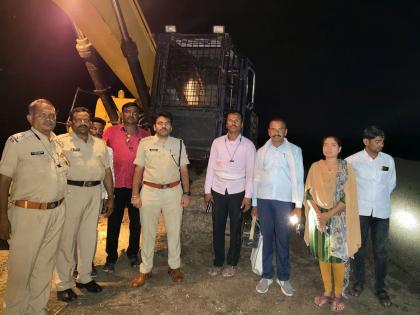 Sand extraction from dam, police raid; Crime against 11 people, property worth Rs 61 lakh seized | बंधाऱ्यामधून वाळूचा उपसा, पाेलिस पथकाने टाकला छाप; ११ जणांविरुद्ध गुन्हा, ६१ लाखांचा मुद्देमाल जप्त Sand extraction from dam, police raid; Crime against 11 people, property worth Rs 61 lakh seized | बंधाऱ्यामधून वाळूचा उपसा, पाेलिस पथकाने टाकला छाप; ११ जणांविरुद्ध गुन्हा, ६१ लाखांचा मुद्देमाल जप्त