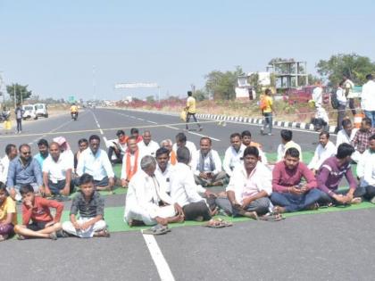 Block the way of Maratha protesters for the second day in a row in hingoli | सलग दुसऱ्या दिवशीही मराठा आंदोलकांचा रास्ता रोको