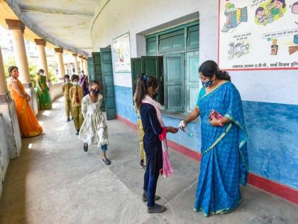 School bells rang in 13 states of the country; When will it be played in Maharashtra? pdc | देशातील १३ राज्यांमध्ये शाळेची घंटा वाजली; महाराष्ट्रात कधी वाजणार?