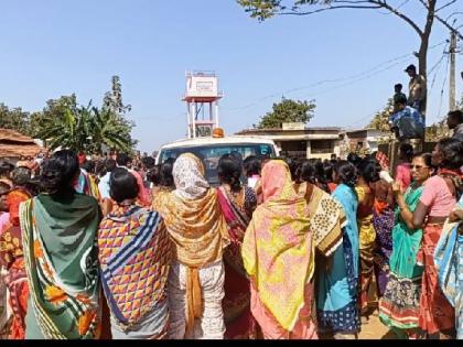 Women's march on gram panchayat against illicit liquor sale | अवैध दारूविक्रीविरोधात पालेपेंढरीच्या महिलांचा एल्गार, ग्रामपंचायतींवर दिली धडक