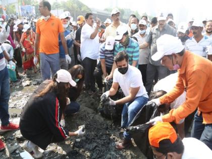 MNS cleans beaches; Various organizations also took part in the campaign | मनसेने केली समुद्र किनाऱ्यांची स्वच्छता; विविध संघटनांनी देखील घेतला मोहिमेत सहभाग