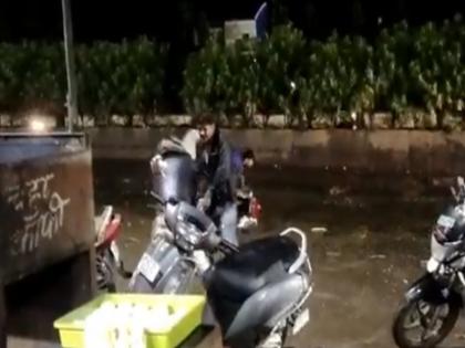 Video: Two attacked with sword and iron rod in front of police office; Shocking incident in Beed | Video: पोलीस कार्यालयासमोरच दोघांवर तलवार अन् लोखंडी रॉडने हल्ला; बीडमधील धक्कादायक घटना