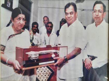 singer Lata Mangeshkar was felicitated by Vasantrao Davkhare at Sahitya Sammelan | वसंतराव डावखरेंनी केला होता साहित्य संमेलनात लतादीदींचा सत्कार