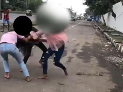 The video of 3 young women on the East Expressway of Vikhroli is currently going viral on social media | 'तो माझा बॉयफ्रेंड होता, तु का मध्ये पडलीस?'; तरुणींची फ्री-स्टाईल हाणामारी, Video व्हायरल