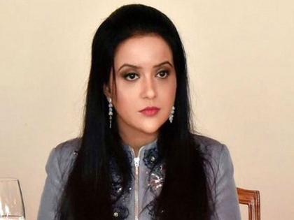 Shiv Sena leader Manisha Kayande has criticized Amrita Fadnavis. | "अमृता फडणवीसांना सध्या कोणतेही काम नाही; भाजपाने त्यांची प्रवक्तेपदी निवड करावी"